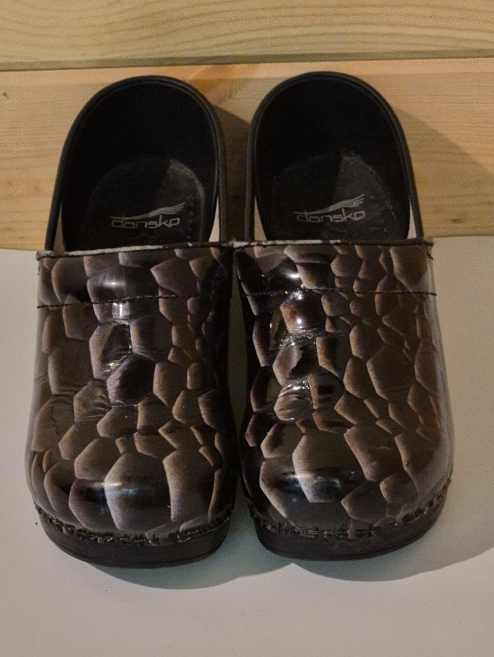 Dansko Brown Textured Patent Clogs with Croc-Style Shine Size UK40/US9.5